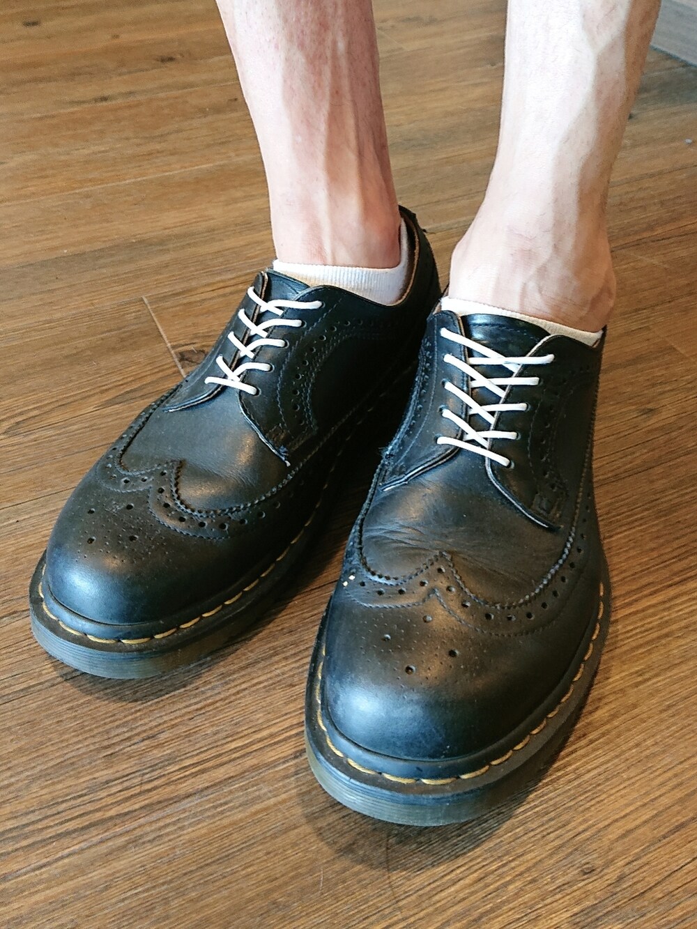 ブラック系のシャツ/ブラウス、ホワイト系のタンクトップ、ブラック系のパンツを着用したメンズの夏コーディネートの3枚目の写真