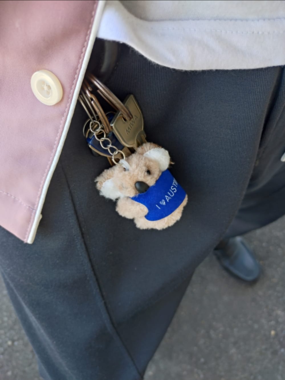 ベージュ系のTシャツ/カットソー、グレー系のチノパンツ、ブラック系のブーツを着用したメンズの夏コーディネートの4枚目の写真