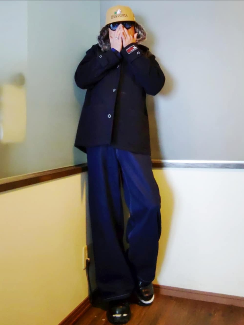 ブルー系のその他アウター、ブルー系のシャツ/ブラウス、ブルー系のデニムパンツを着用したメンズの冬コーディネートの2枚目の写真