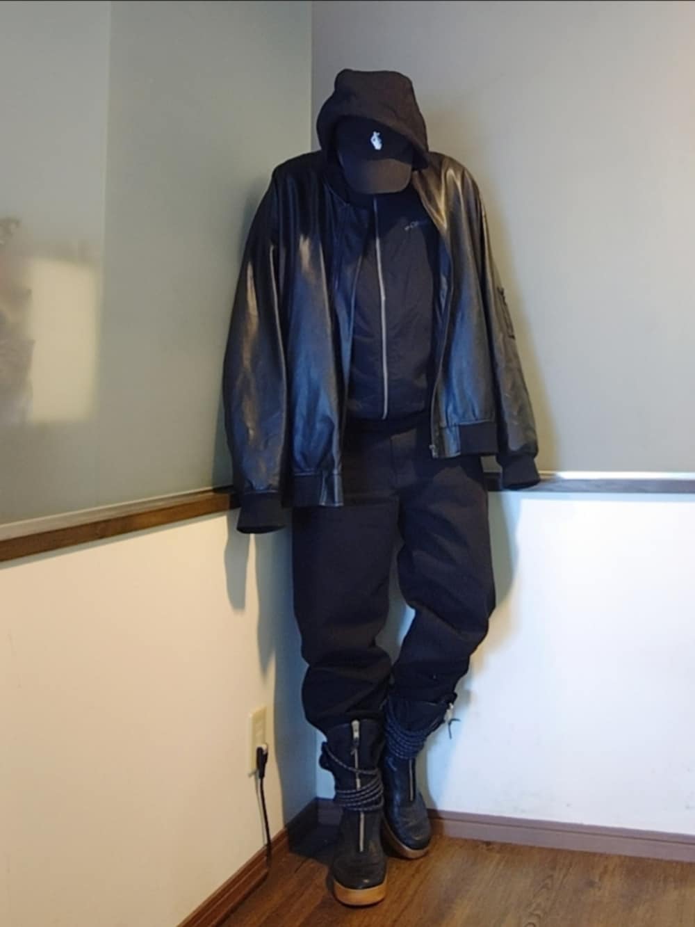 ブラック系のスニーカー、ブラック系のデニムパンツ、ブラック系のMA-1を着用したメンズの秋コーディネートの2枚目の写真