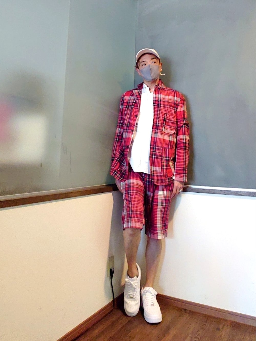 ホワイト系のシャツ/ブラウス、レッド系のテーラードジャケット、レッド系のその他パンツを着用したメンズの春コーディネートの2枚目の写真