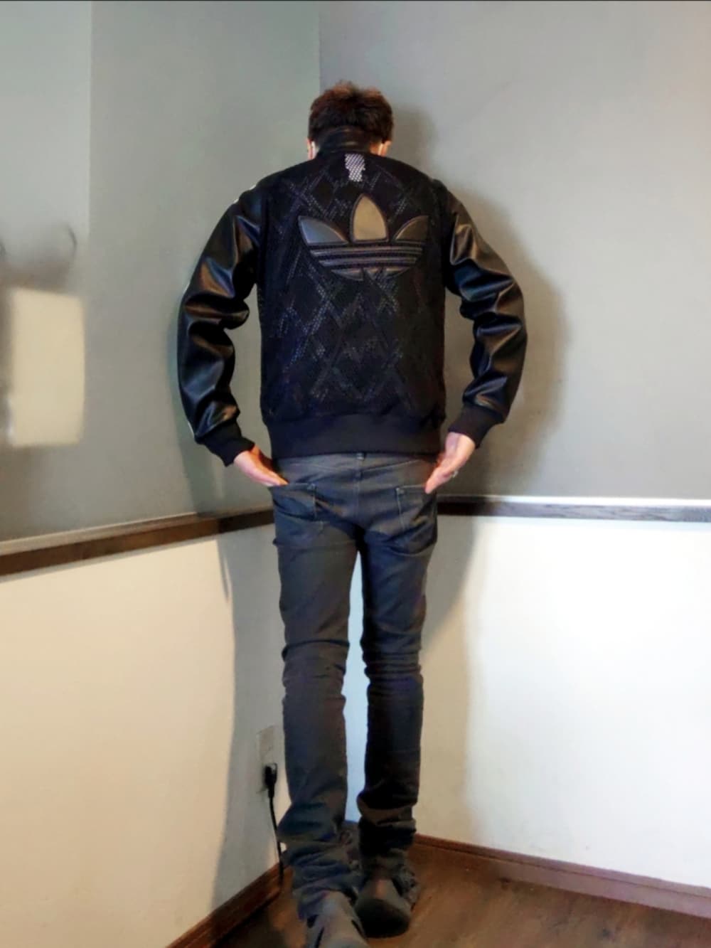 ブラック系のTシャツ/カットソー、ブラック系のジャージ、グレー系のデニムパンツを着用したメンズの春コーディネートの3枚目の写真