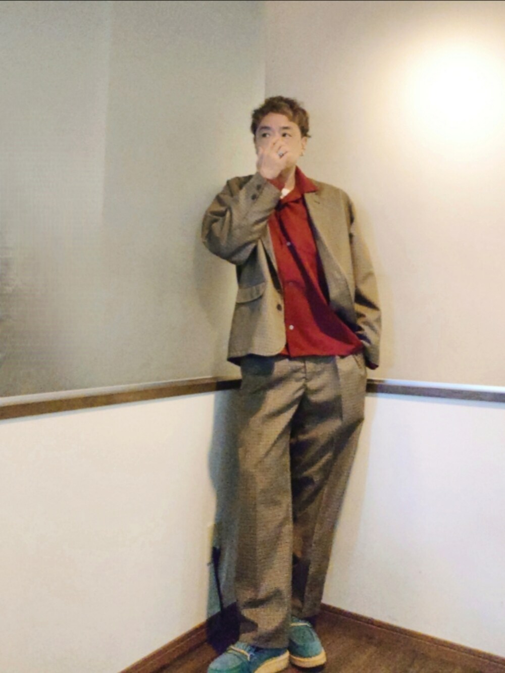 レッド系のシャツ/ブラウス、ブラウン系のテーラードジャケット、ブラウン系のパンツを着用したメンズの秋コーディネートの2枚目の写真