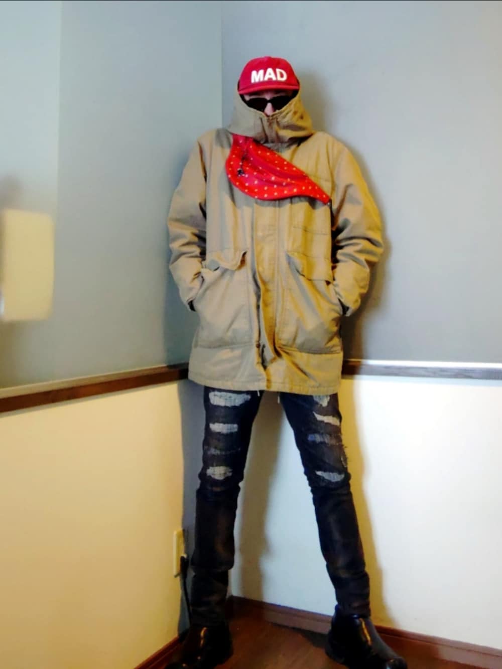 グリーン系のモッズコート、ブラック系のデニムジャケット、ブラック系のデニムパンツを着用したメンズの冬コーディネートの3枚目の写真