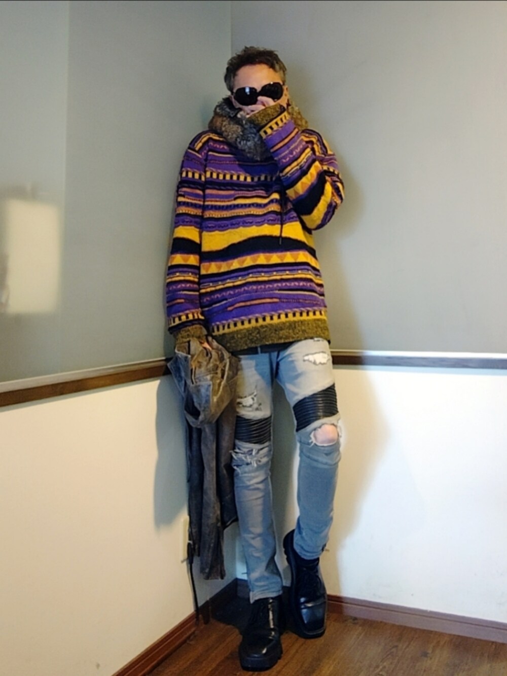 ブラウン系のライダースジャケット、グレー系のデニムパンツ、ブラック系のドレスシューズを着用したメンズの秋コーディネートの2枚目の写真