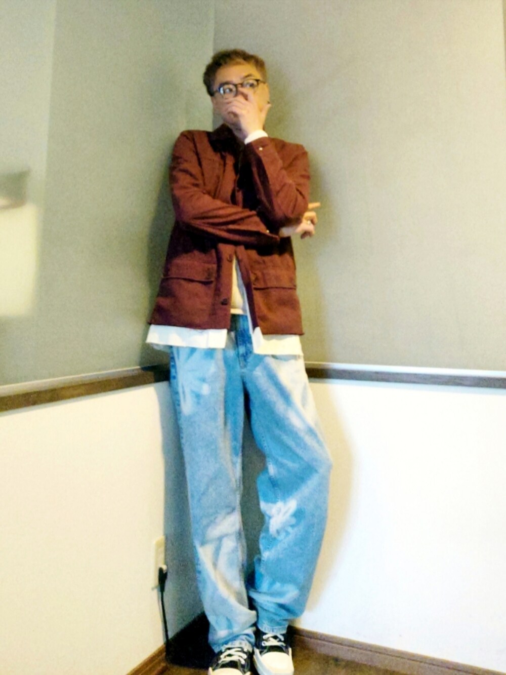 ホワイト系のTシャツ/カットソー、ブルー系のデニムパンツ、ブラック系のスニーカーを着用したメンズの夏コーディネートの2枚目の写真