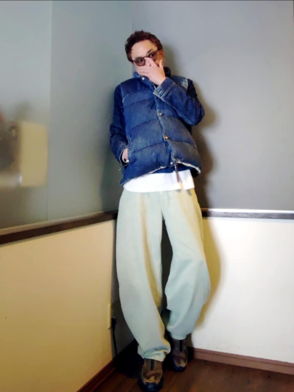 ブルー系のダウンベスト、ブルー系のデニムジャケット、グリーン系のシャツ/ブラウスを着用したメンズの冬コーディネートの2枚目の写真