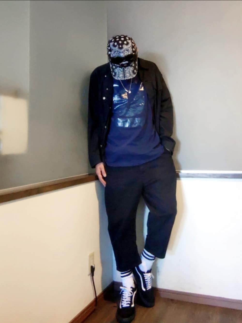 ブルー系のTシャツ/カットソー、ブラック系のパンツ、ブラック系のスニーカーを着用したメンズの夏コーディネートの2枚目の写真
