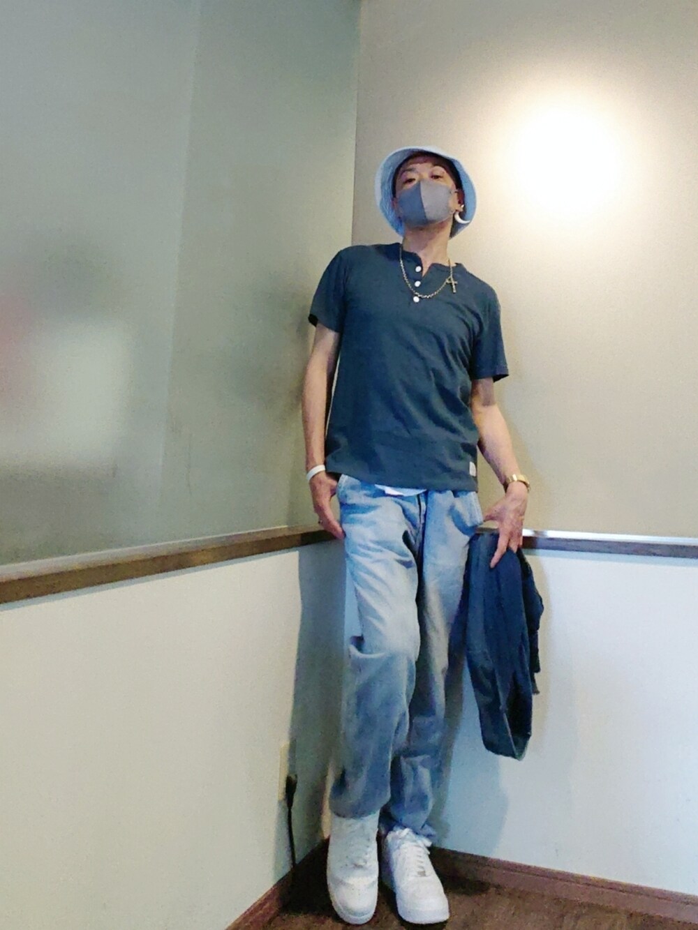 ブルー系のTシャツ/カットソー、ブルー系のカーディガン/ボレロ、ホワイト系のスニーカーを着用したメンズの夏コーディネートの2枚目の写真