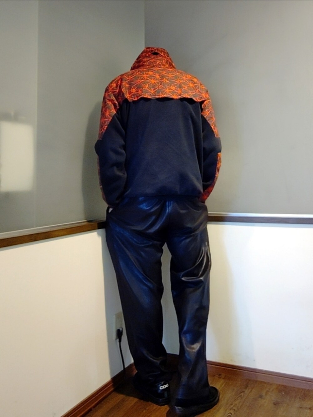 レッド系のブルゾン、ブラック系のスニーカー、ブラック系のその他パンツを着用したメンズの秋コーディネートの4枚目の写真