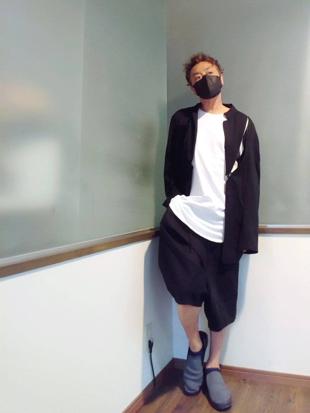 ホワイト系のTシャツ/カットソー、ブラック系のカーディガン/ボレロ、ブラック系のその他パンツを着用したメンズの秋コーディネートの3枚目の写真