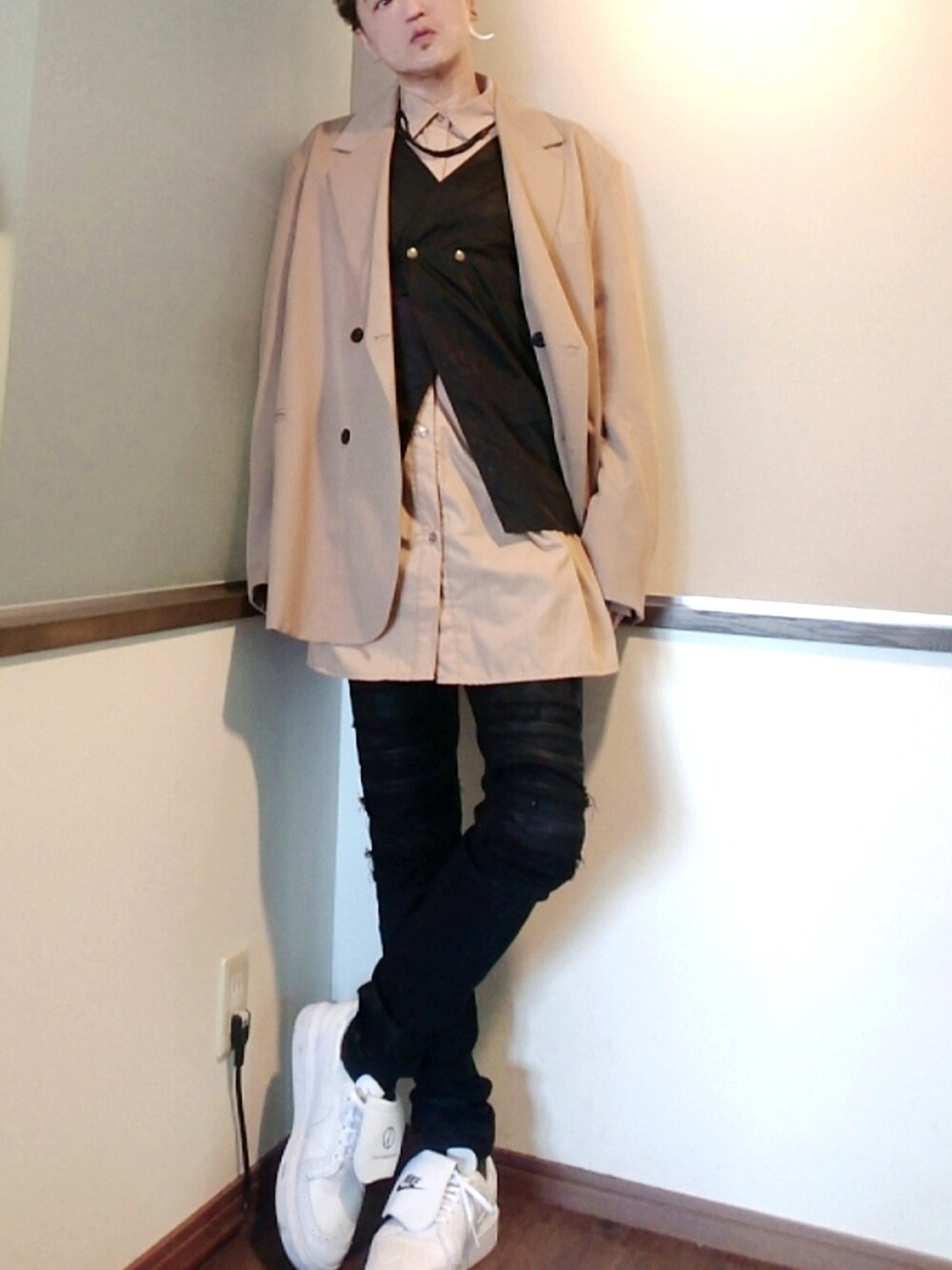 ベージュ系のテーラードジャケット、ブラック系のその他アウター、ベージュ系のシャツ/ブラウスを着用したメンズの春コーディネートの2枚目の写真