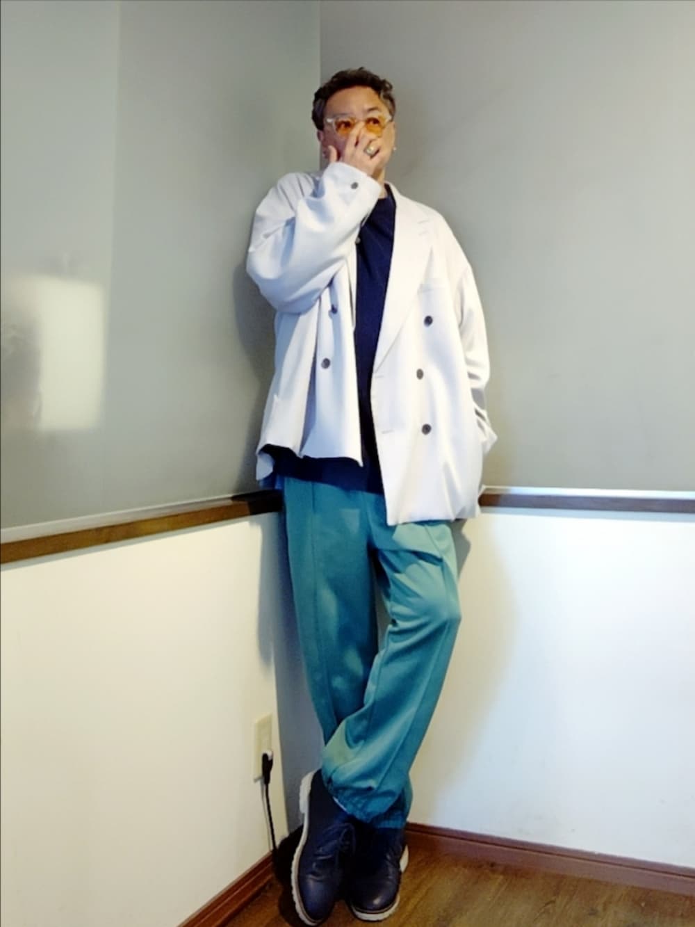 グリーン系のその他パンツ、ブルー系のTシャツ/カットソー、パープル系のテーラードジャケットを着用したメンズの秋コーディネートの3枚目の写真