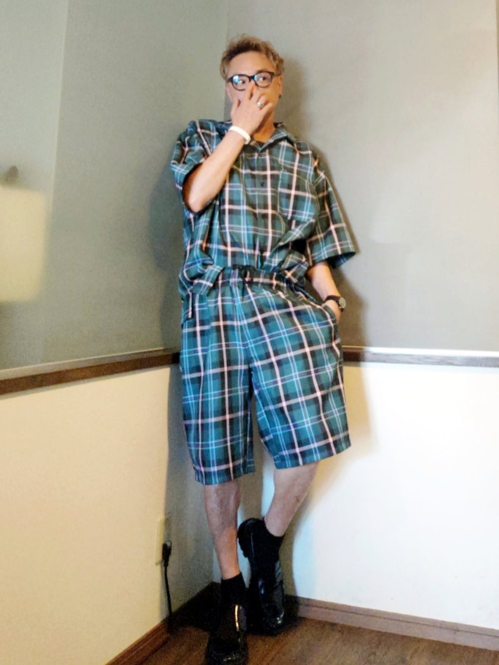 グリーン系のセットアップ、ブルー系のTシャツ/カットソー、ブラック系のローファーを着用したメンズの夏コーディネートの2枚目の写真