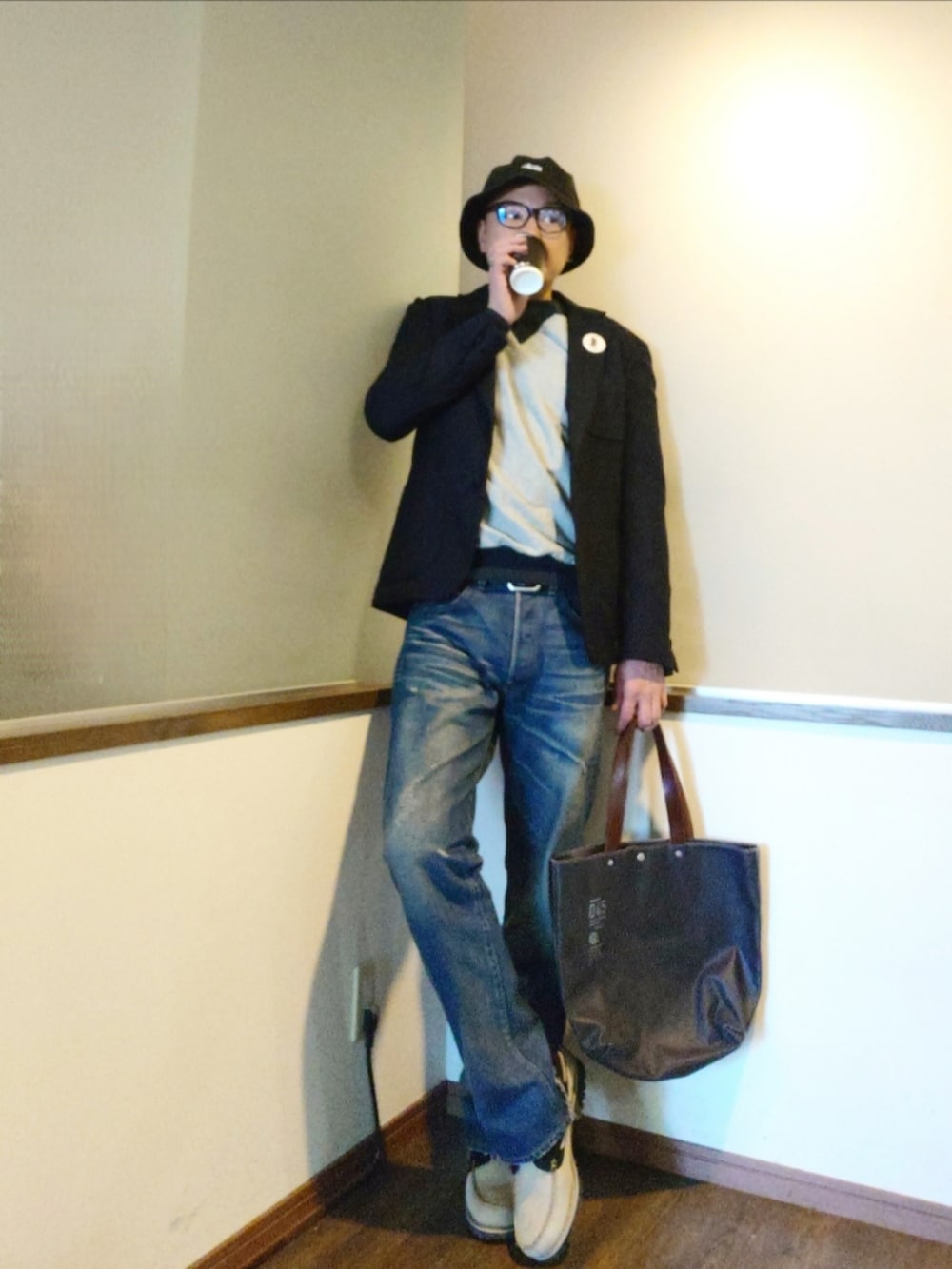 ブルー系のテーラードジャケット、グレー系のTシャツ/カットソー、ブルー系のトートバッグを着用したメンズの秋コーディネートの2枚目の写真