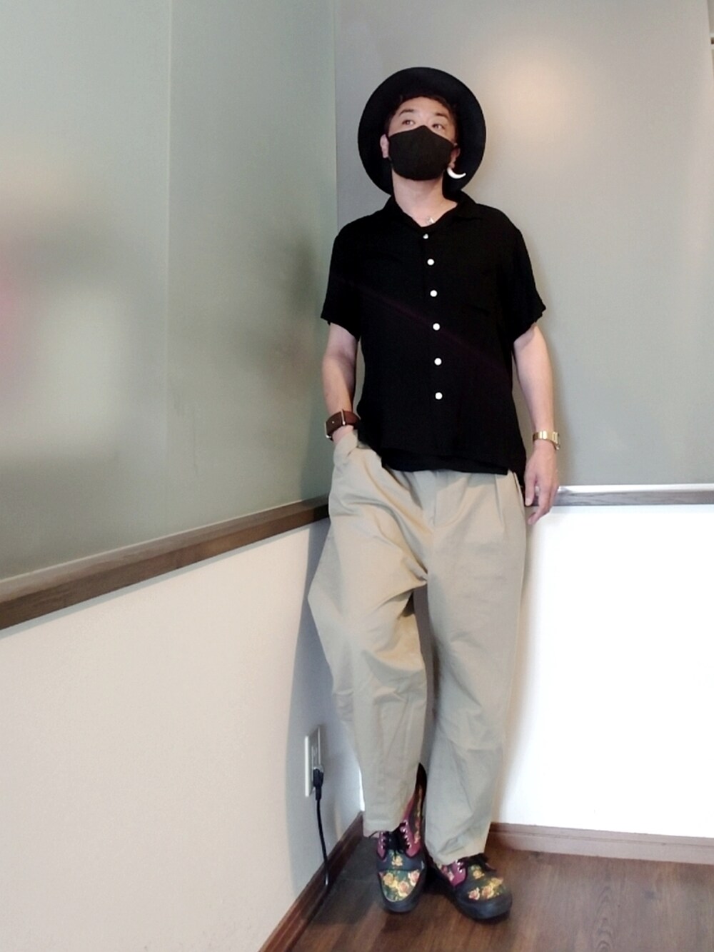 ブラック系のシャツ/ブラウス、ベージュ系のチノパンツ、ブラック系のスニーカーを着用したメンズの秋コーディネートの2枚目の写真