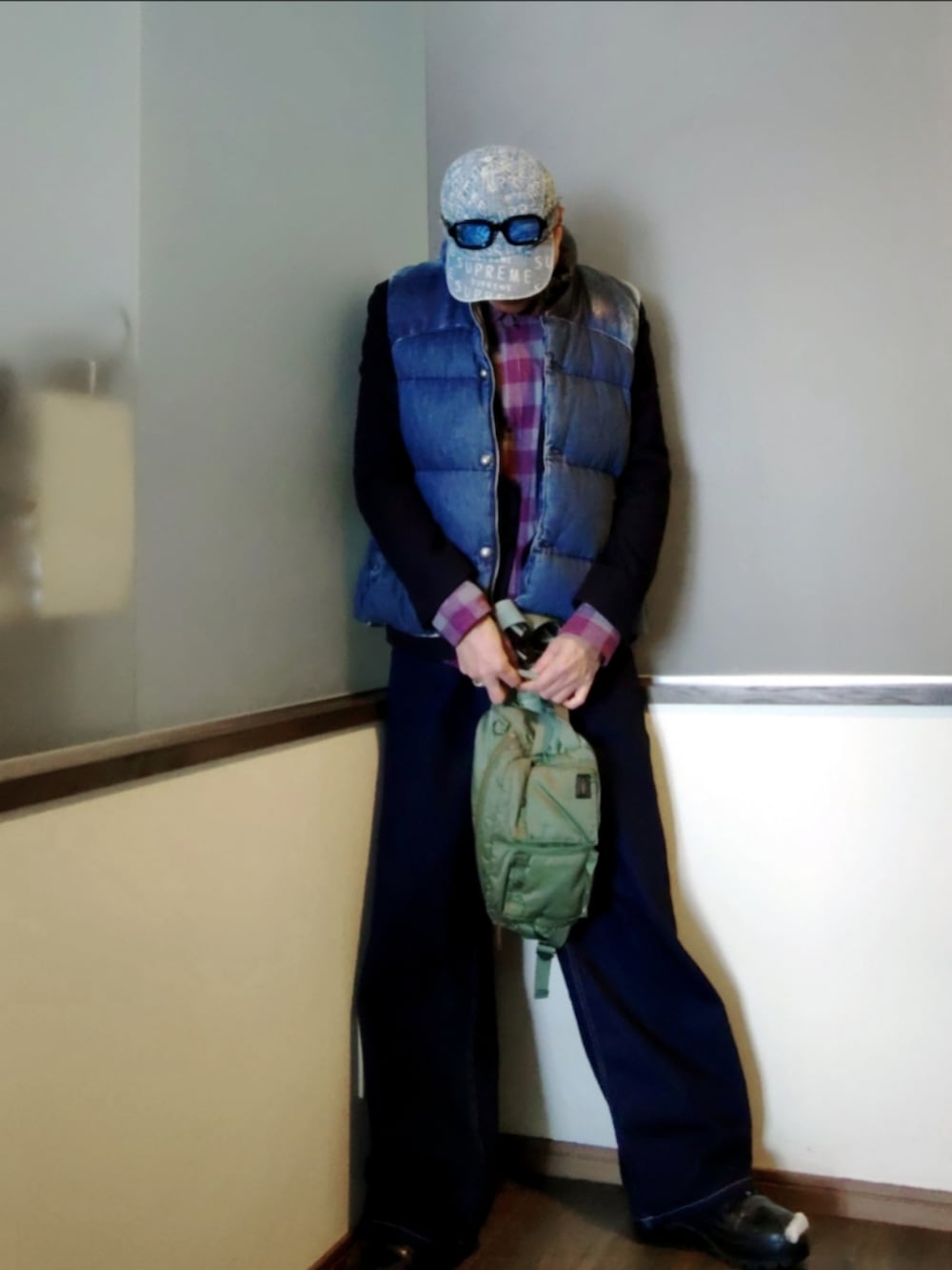 ブルー系のダウンベスト、ブルー系のテーラードジャケット、レッド系のシャツ/ブラウスを着用したメンズの春コーディネートの3枚目の写真