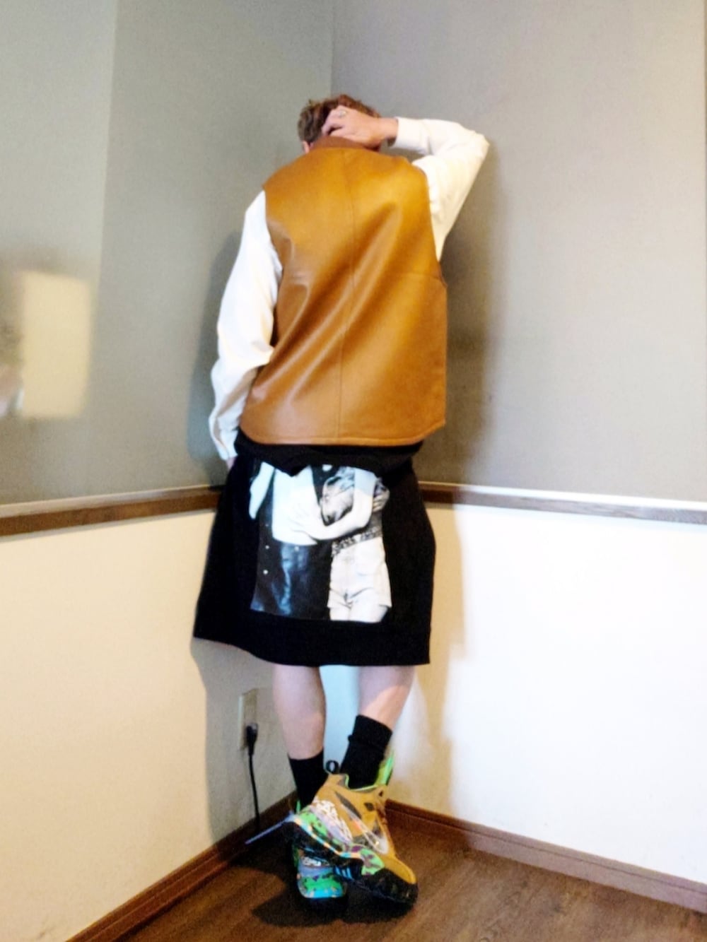 ブラウン系のパンツ、ブラウン系のダウンベスト、ブラック系のスウェットを着用したメンズの春コーディネートの2枚目の写真