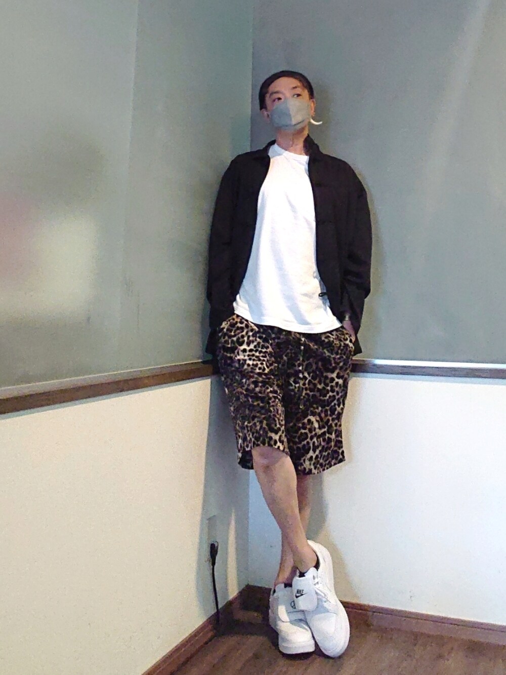 ブラック系のシャツ/ブラウス、ベージュ系のその他パンツ、ホワイト系のドレスシューズを着用したメンズの夏コーディネートの2枚目の写真