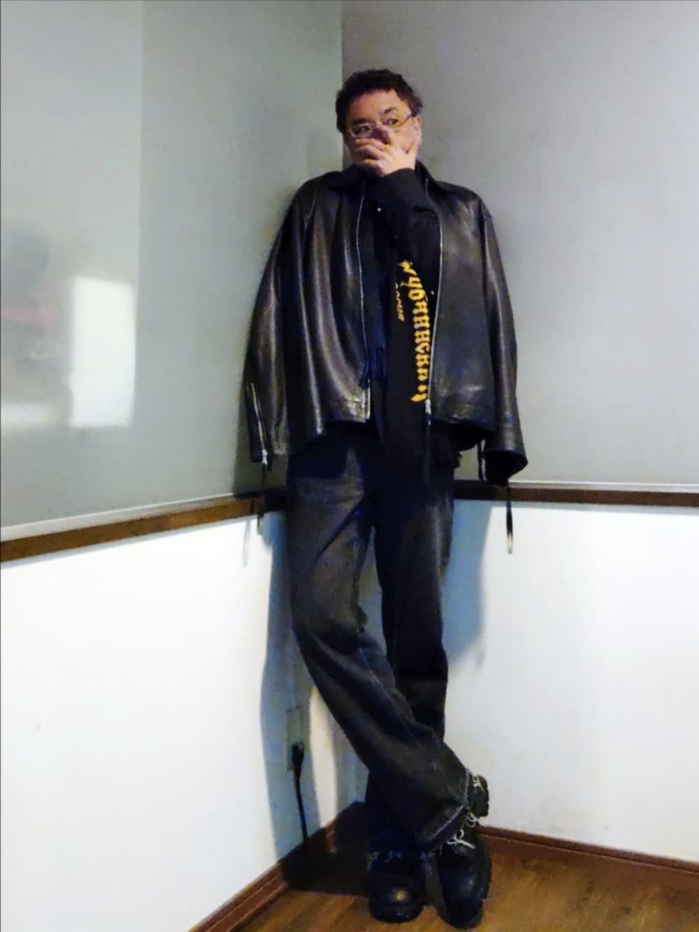 ブラック系のブルゾン、グレー系のテーラードジャケット、ブラック系のニット/セーターを着用したメンズの冬コーディネートの2枚目の写真