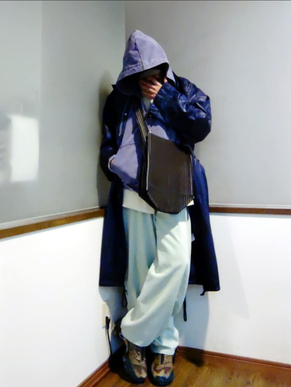 パープル系のパーカー、ブルー系のモッズコート、ブルー系のデニムパンツを着用したメンズの冬コーディネートの2枚目の写真