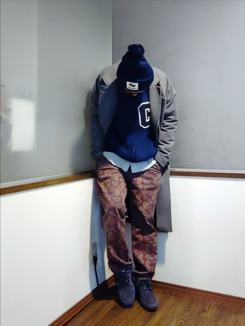 ブルー系のカーディガン/ボレロ、グリーン系のシャツ/ブラウス、レッド系のチノパンツを着用したメンズの秋コーディネートの2枚目の写真