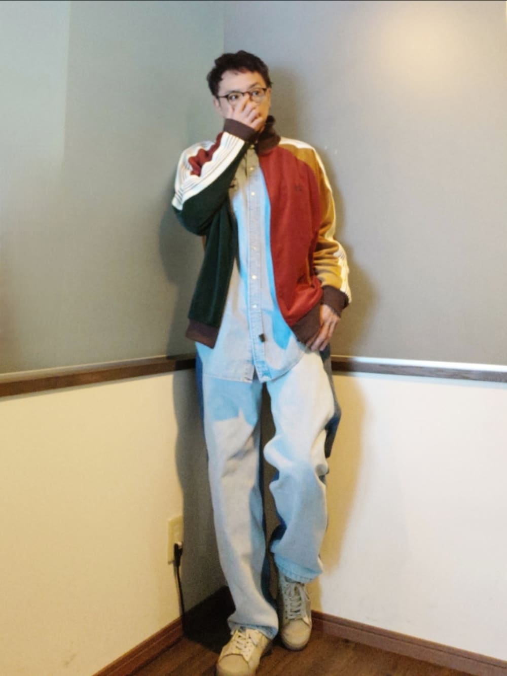 その他のジャージ、ブルー系のシャツ/ブラウス、ブルー系のデニムパンツを着用したメンズの春コーディネートの2枚目の写真