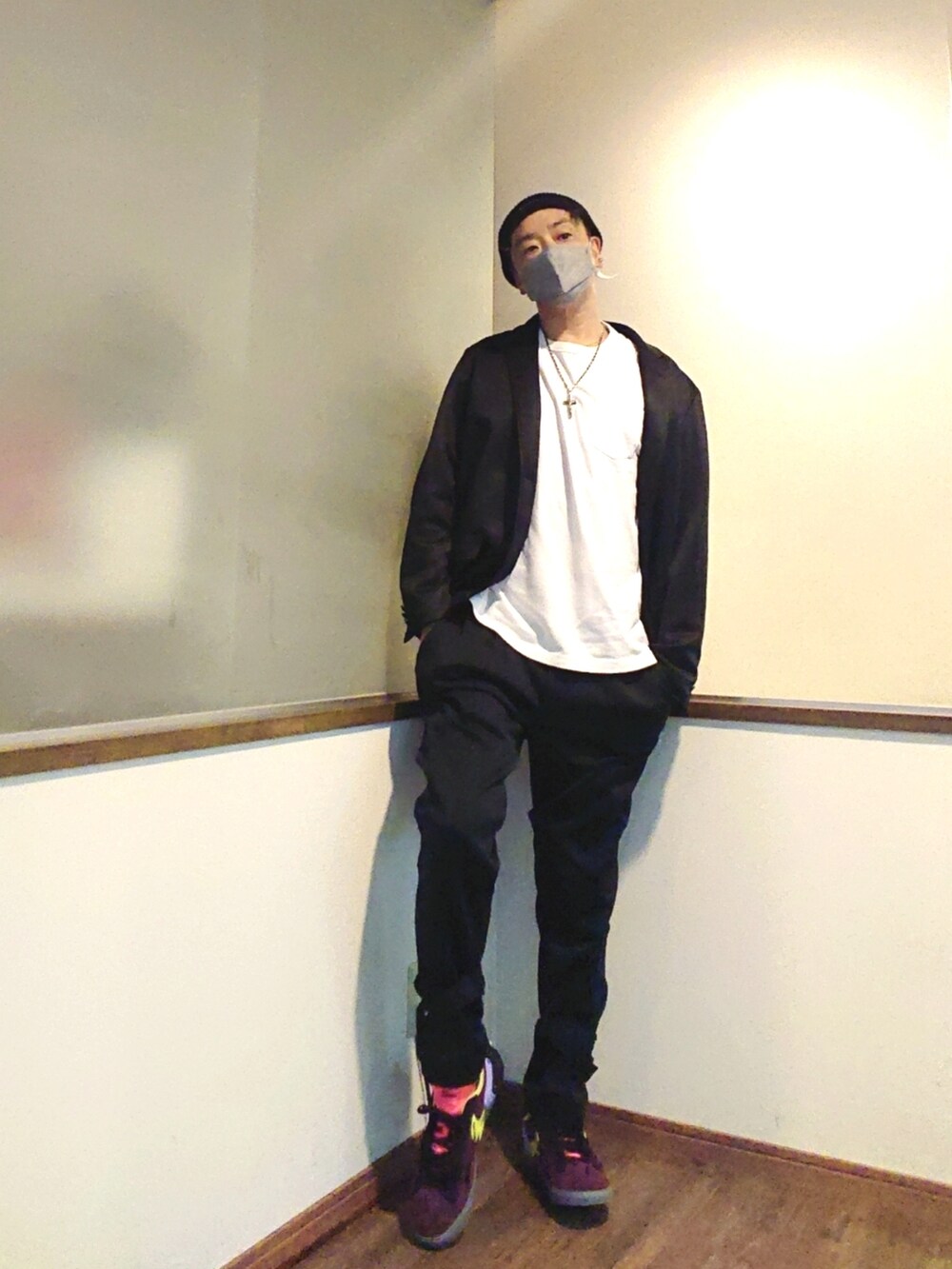 ブラック系のテーラードジャケット、ブラック系のその他パンツ、レッド系のスニーカーを着用したメンズの夏コーディネートの2枚目の写真