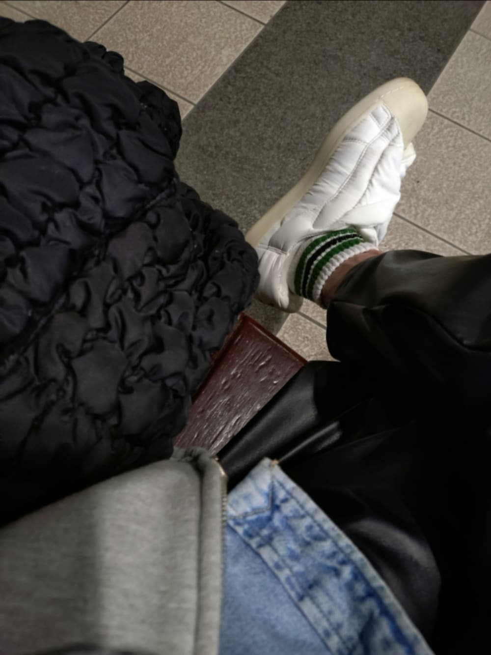 グレー系のパーカー、ブルー系のシャツ/ブラウス、ブラック系のショルダーバッグを着用したメンズの秋コーディネートの3枚目の写真