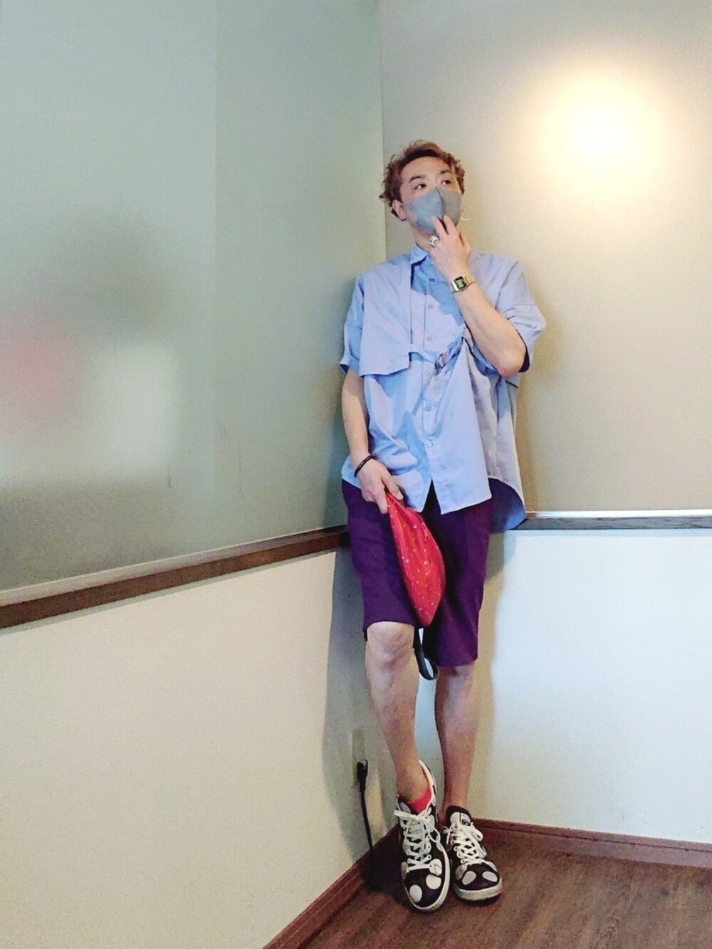 ブルー系のシャツ/ブラウス、ベージュ系のステンカラーコート、パープル系のスラックスを着用したメンズの春コーディネートの3枚目の写真