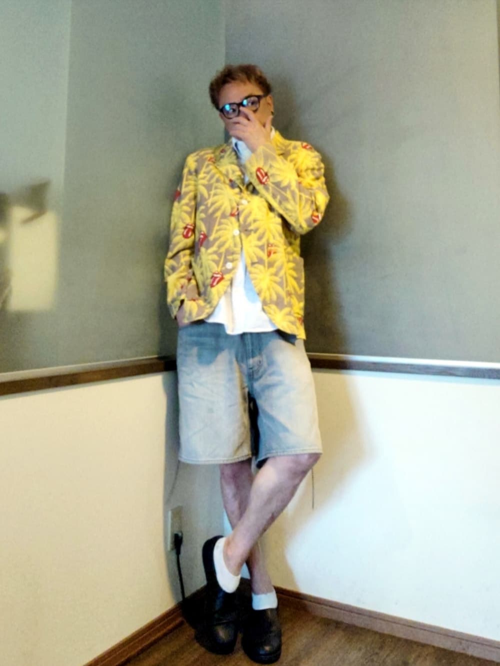 「大人カジュアル、古着MIX、お出かけコーデ、ジャケットスタイル、白シャツ、ハーフパンツ、デニム、スリッポン、メガネ男子」｜「COMME des GARCONS HOMME PLUSの古着で購入（テーラードジャケット、イエロー系）」を使った、P３さん（骨格ナチュラル・メンズ・178cm）の夏コーディネートの3枚目の写真