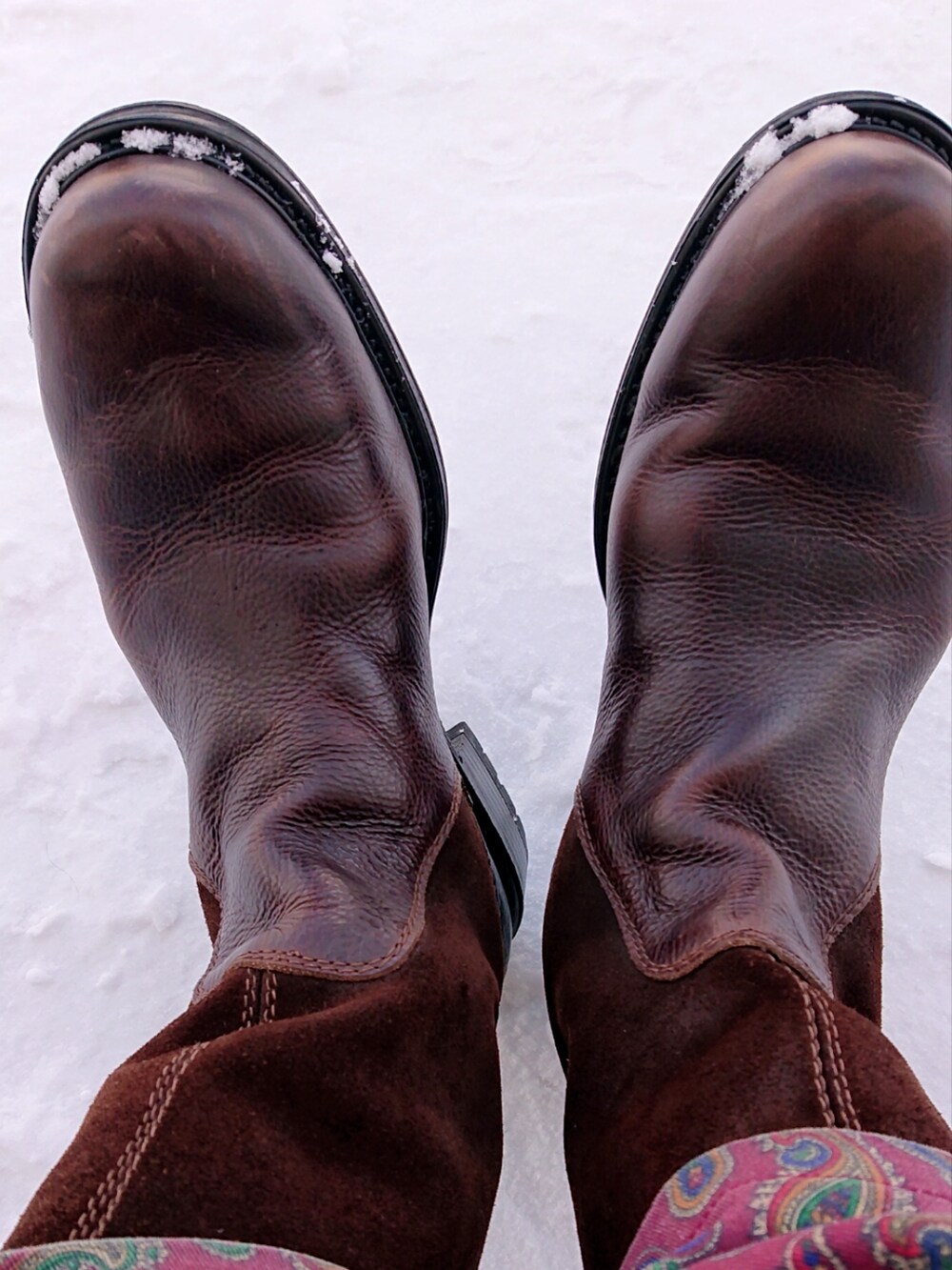 ブラウン系のブーツ、レッド系のチノパンツ、ブラウン系のカバーオールを着用したメンズの冬コーディネートの2枚目の写真