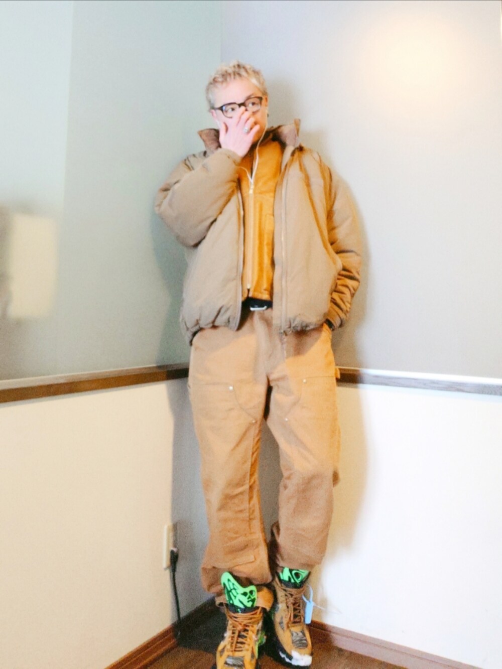 ブラウン系のダウンベスト、ベージュ系のダウンジャケット/コート、ブラウン系のその他パンツを着用したメンズの冬コーディネートの2枚目の写真