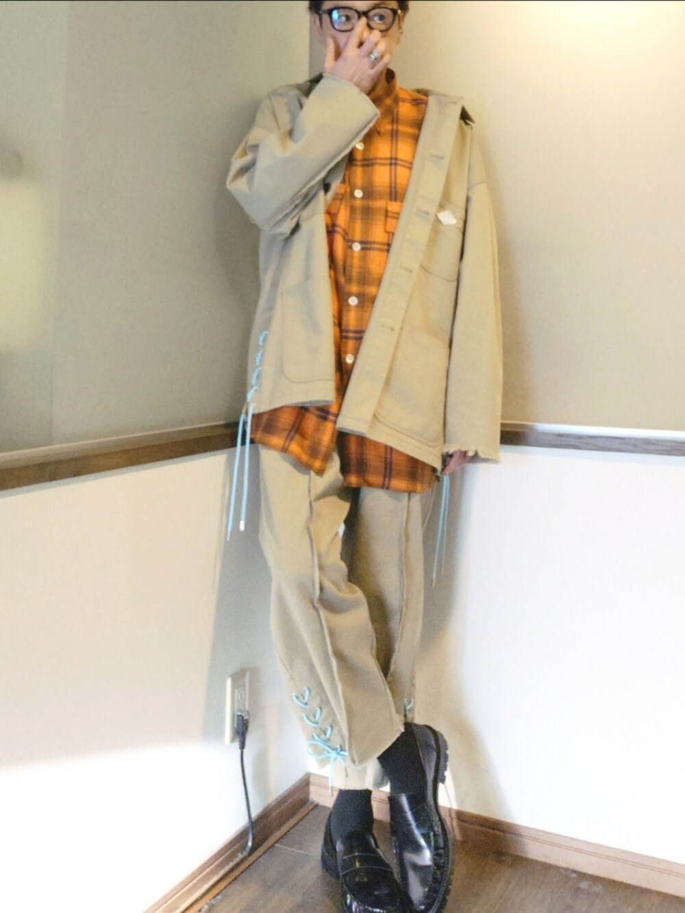 ベージュ系のカバーオール、ベージュ系のその他パンツ、ブラック系のローファーを着用したメンズの春コーディネートの2枚目の写真