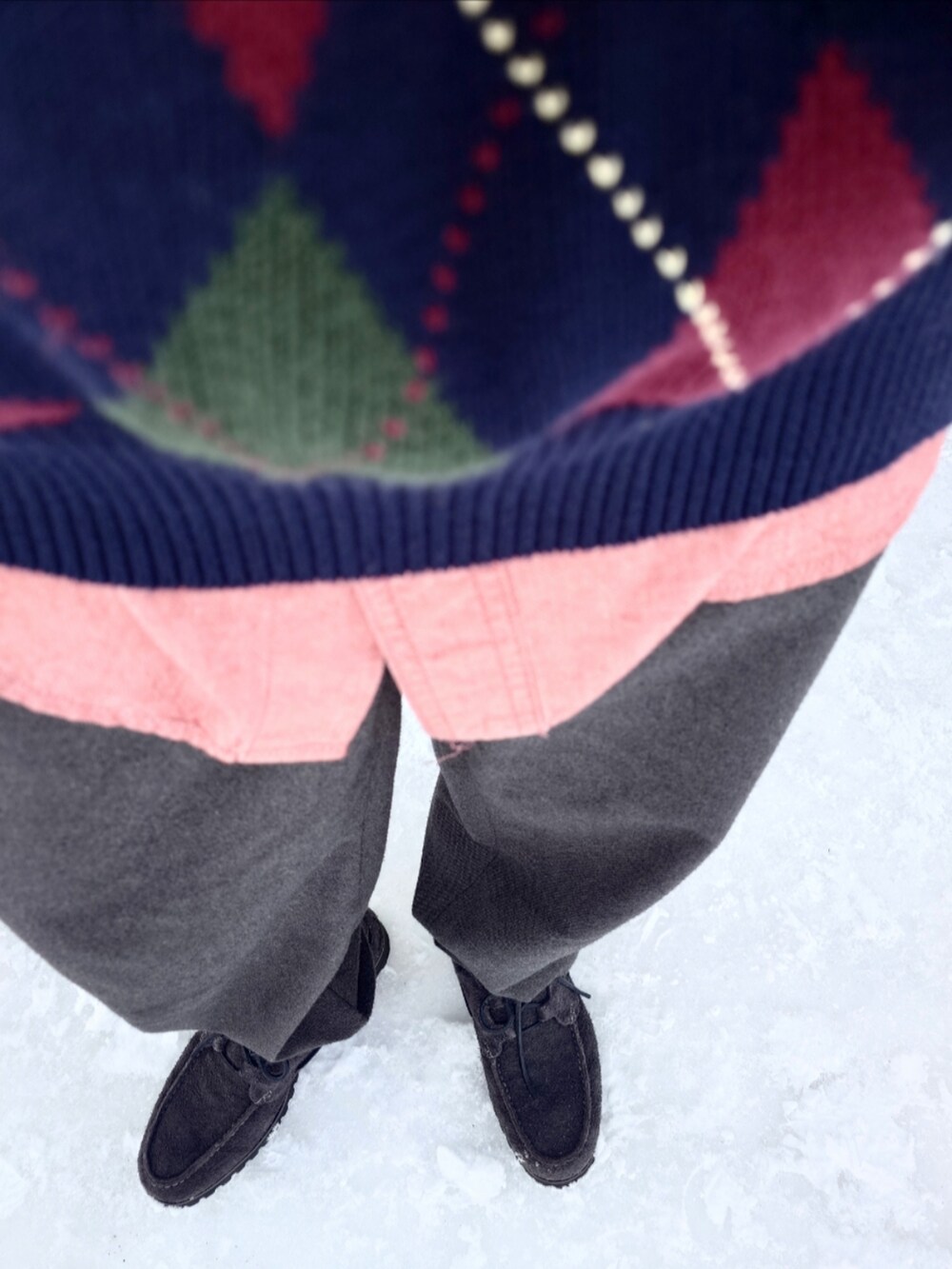 レッド系のブルゾン、レッド系のシャツ/ブラウス、ブルー系のニット/セーターを着用したメンズの冬コーディネートの5枚目の写真