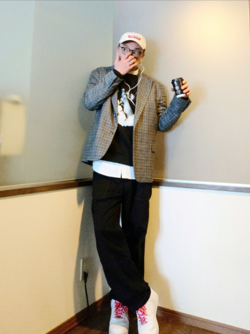 グレー系のテーラードジャケット、ブラック系のダウンジャケット/コート、ブラック系のスウェットを着用したメンズの冬コーディネートの3枚目の写真