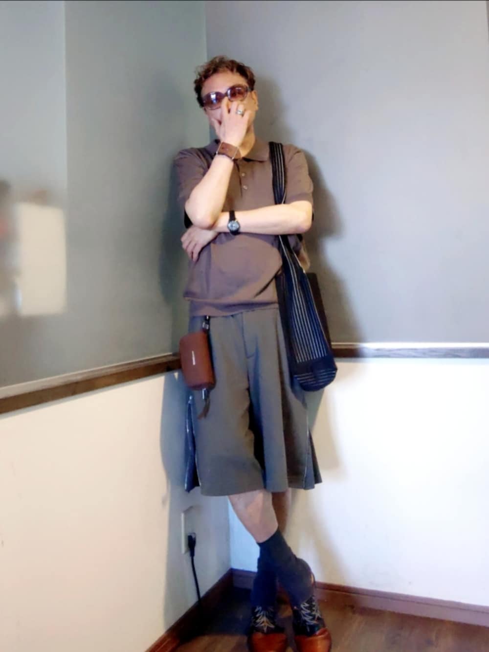 ブラウン系のニット/セーター、グレー系のその他パンツ、ブラウン系のサンダルを着用したメンズの夏コーディネートの2枚目の写真