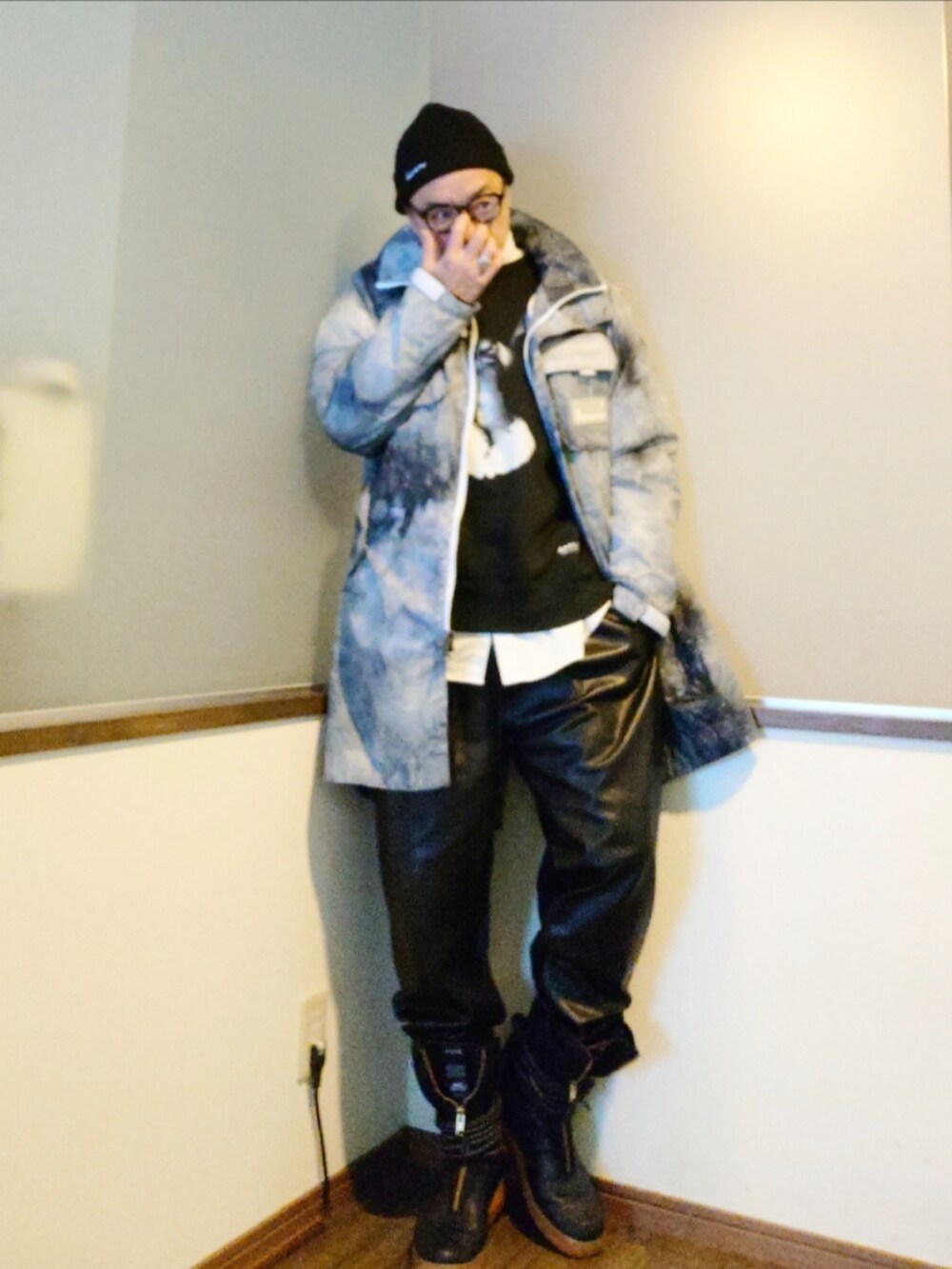 ホワイト系のその他アウター、ブラック系のスウェット、ブラック系のパンツを着用したメンズの冬コーディネートの3枚目の写真