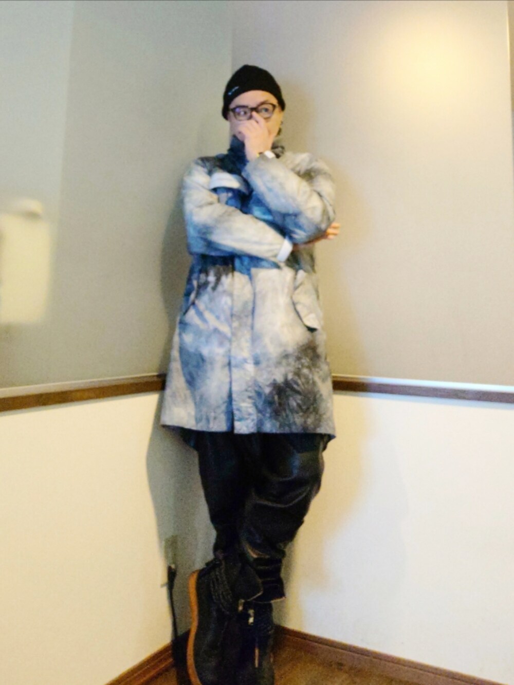 ホワイト系のその他アウター、ブラック系のスウェット、ブラック系のパンツを着用したメンズの冬コーディネートの2枚目の写真