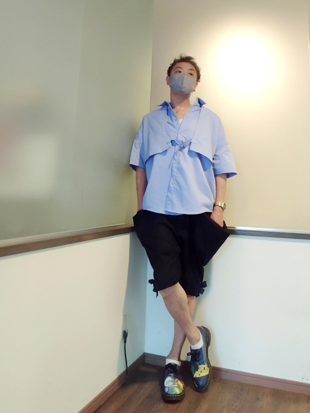 ブルー系のシャツ/ブラウス、ホワイト系のタンクトップ、ブルー系のスラックスを着用したメンズの夏コーディネートの2枚目の写真