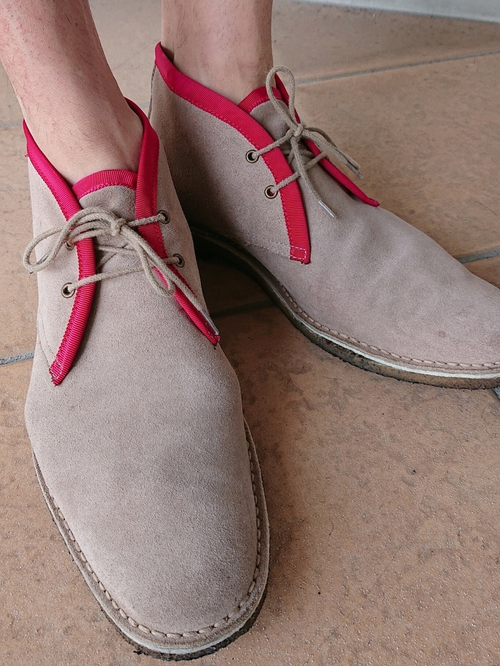 ブルー系のシャツ/ブラウス、ブルー系のベスト、ブルー系のトートバッグを着用したメンズの夏コーディネートの4枚目の写真