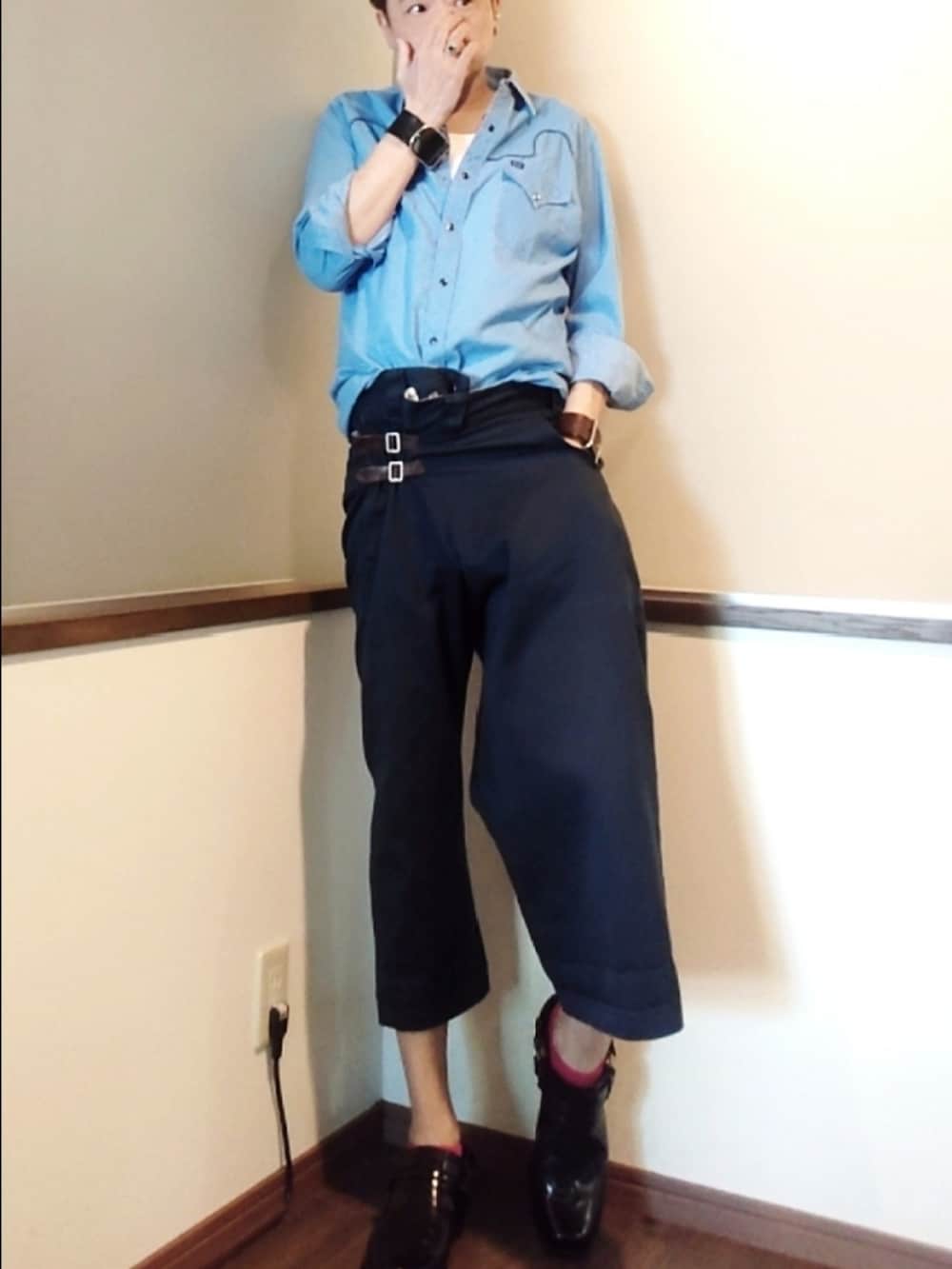 ブルー系のシャツ/ブラウス、ブルー系のチノパンツ、ブラック系のブーツを着用したメンズの春コーディネートの2枚目の写真