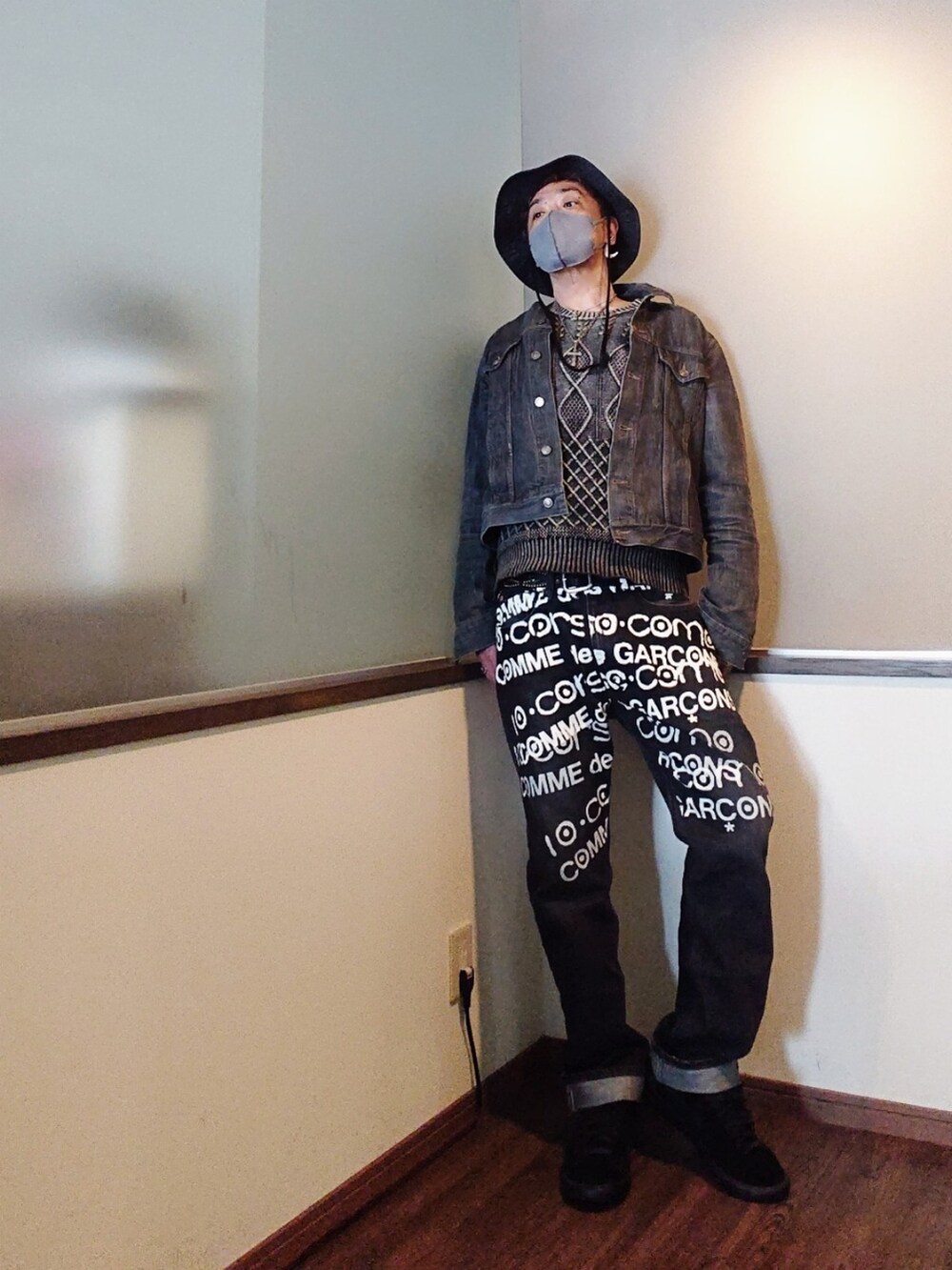 「春、デニム、デニムジャケット、ワイドパンツ、リーバイス、NIKE、ストリート、オトナカジュアル、ステンカラーコート、バケットハット、くすみカラー、黒、肩掛け、レイヤードスタイル、デニムオンデニム」｜「Supreme のアイテム（ハット、ブラック系）」を使った、P３さん（メンズ・178cm）の春コーディネートの2枚目の写真