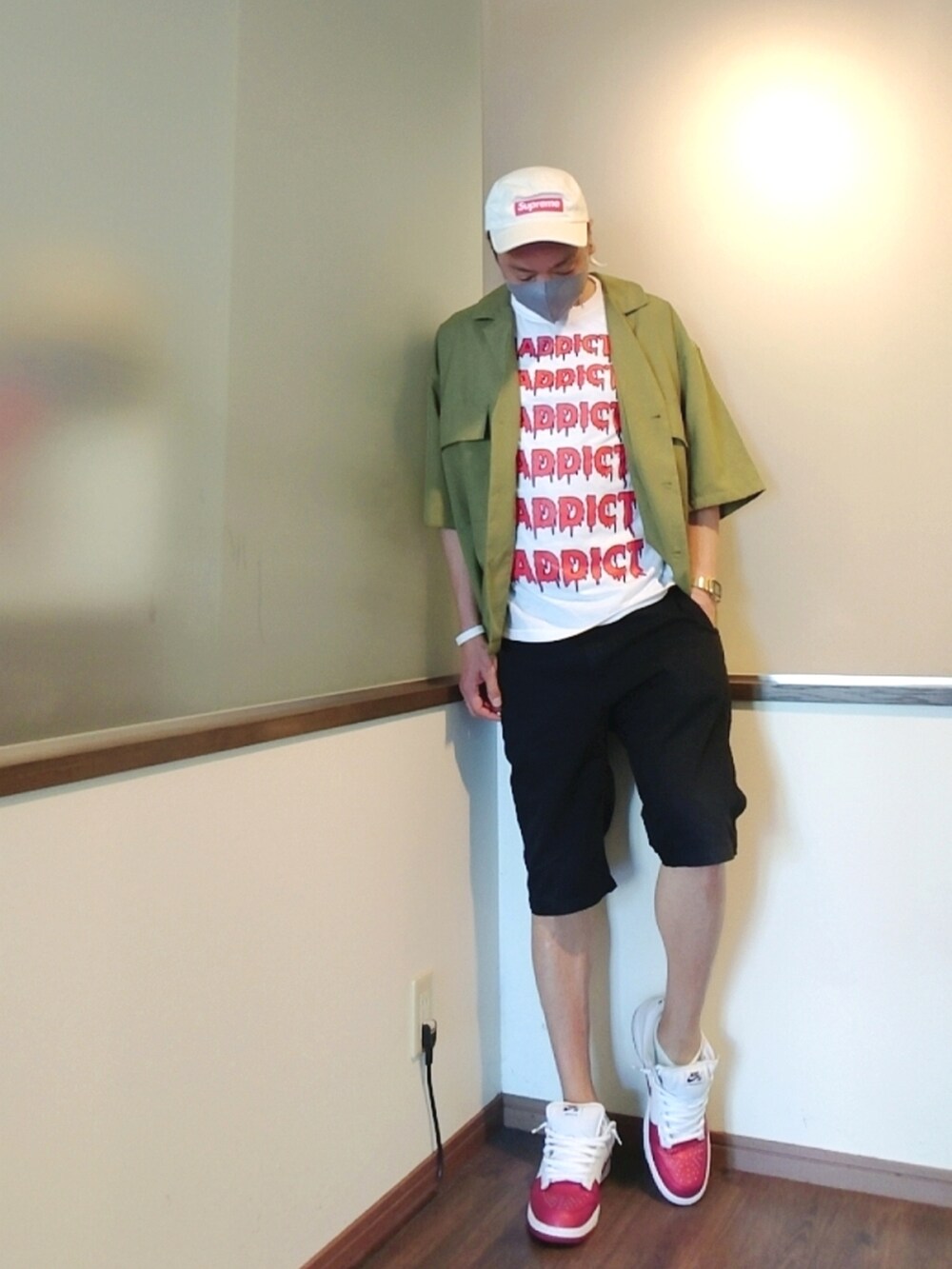 ホワイト系のTシャツ/カットソー、グリーン系のシャツ/ブラウス、ブラック系のチノパンツを着用したメンズの夏コーディネートの2枚目の写真