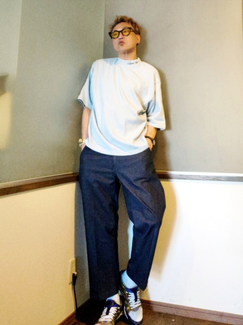 ブルー系のその他トップス、ブルー系のデニムパンツ、ブルー系のスニーカーを着用したメンズの夏コーディネートの2枚目の写真