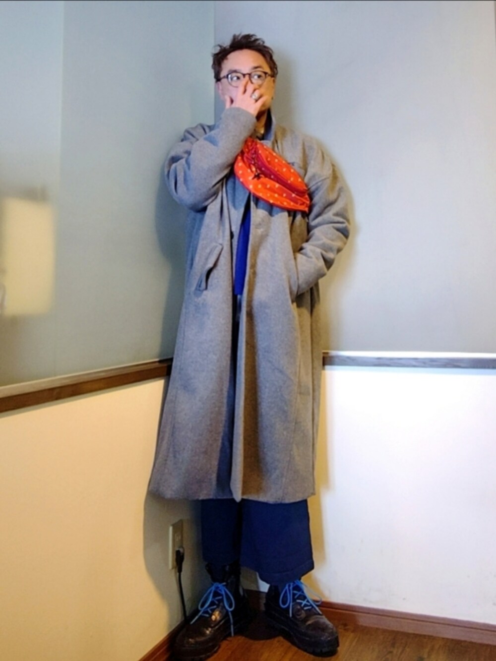 ブルー系のチノパンツ、ブルー系のニット/セーター、ブラック系のシャツ/ブラウスを着用したメンズの冬コーディネートの3枚目の写真