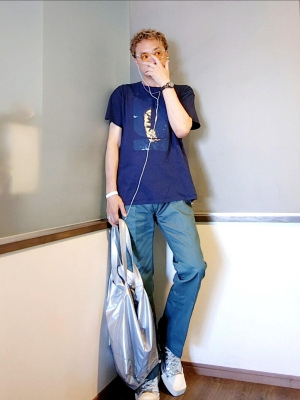 ブルー系のTシャツ/カットソー、グリーン系のチノパンツ、シルバー系のスニーカーを着用したメンズの夏コーディネートの2枚目の写真