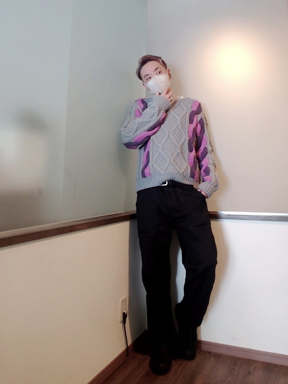 グレー系のニット/セーター、ブラック系のチノパンツ、ブラック系のブーツを着用したメンズの冬コーディネートの2枚目の写真