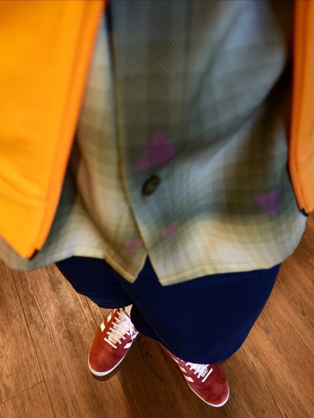 イエロー系のジャージ、グリーン系のシャツ/ブラウス、ブルー系のチノパンツを着用したメンズの秋コーディネートの3枚目の写真