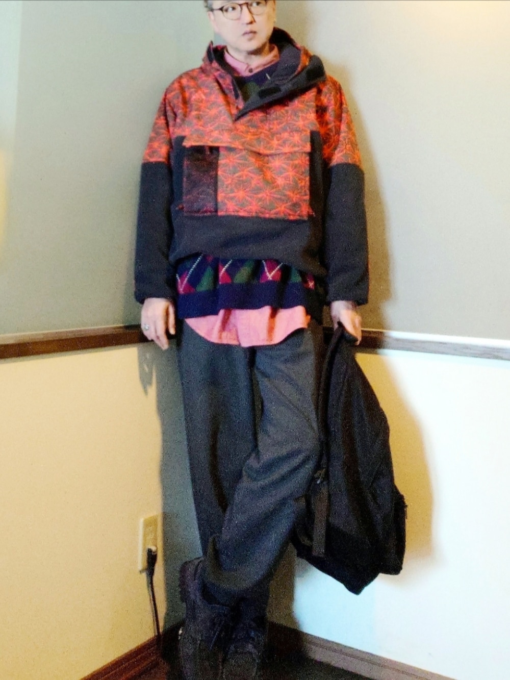 レッド系のブルゾン、レッド系のシャツ/ブラウス、ブルー系のニット/セーターを着用したメンズの冬コーディネートの4枚目の写真